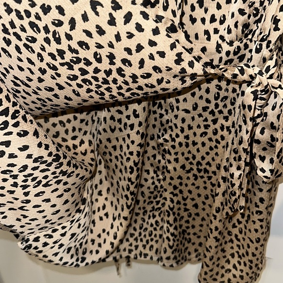 Animal print 🐆 romper size small - Picture 4 of 6